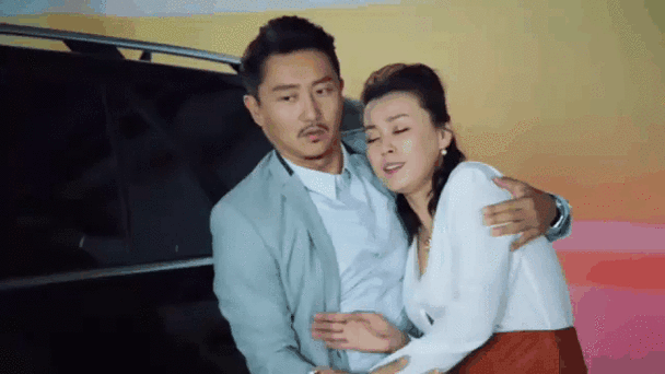 女富豪装穷人回家视频