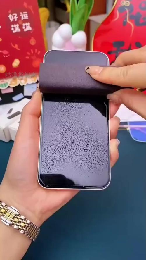 手机屏幕上有指纹印擦了还是有