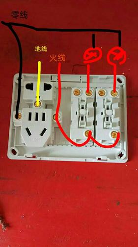 开关上面两个接线口,下面一个接线口