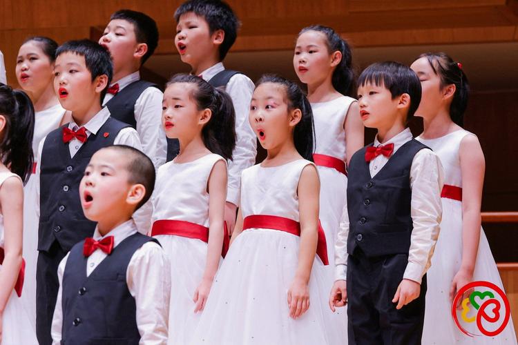 小女孩穿校服戴扩音器读课文