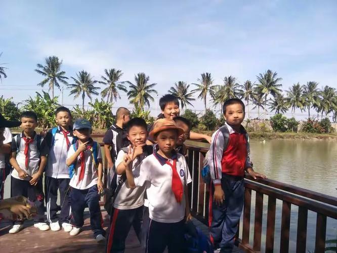 三1班同学集体去游乐园玩图标